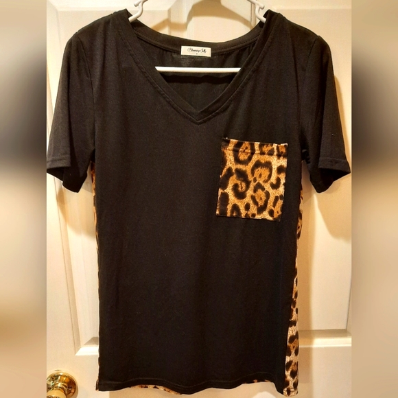 Blooming Jelly Short Sleeve V-neck Black and Animal Print Blouse size Small - Picture 2 of 10